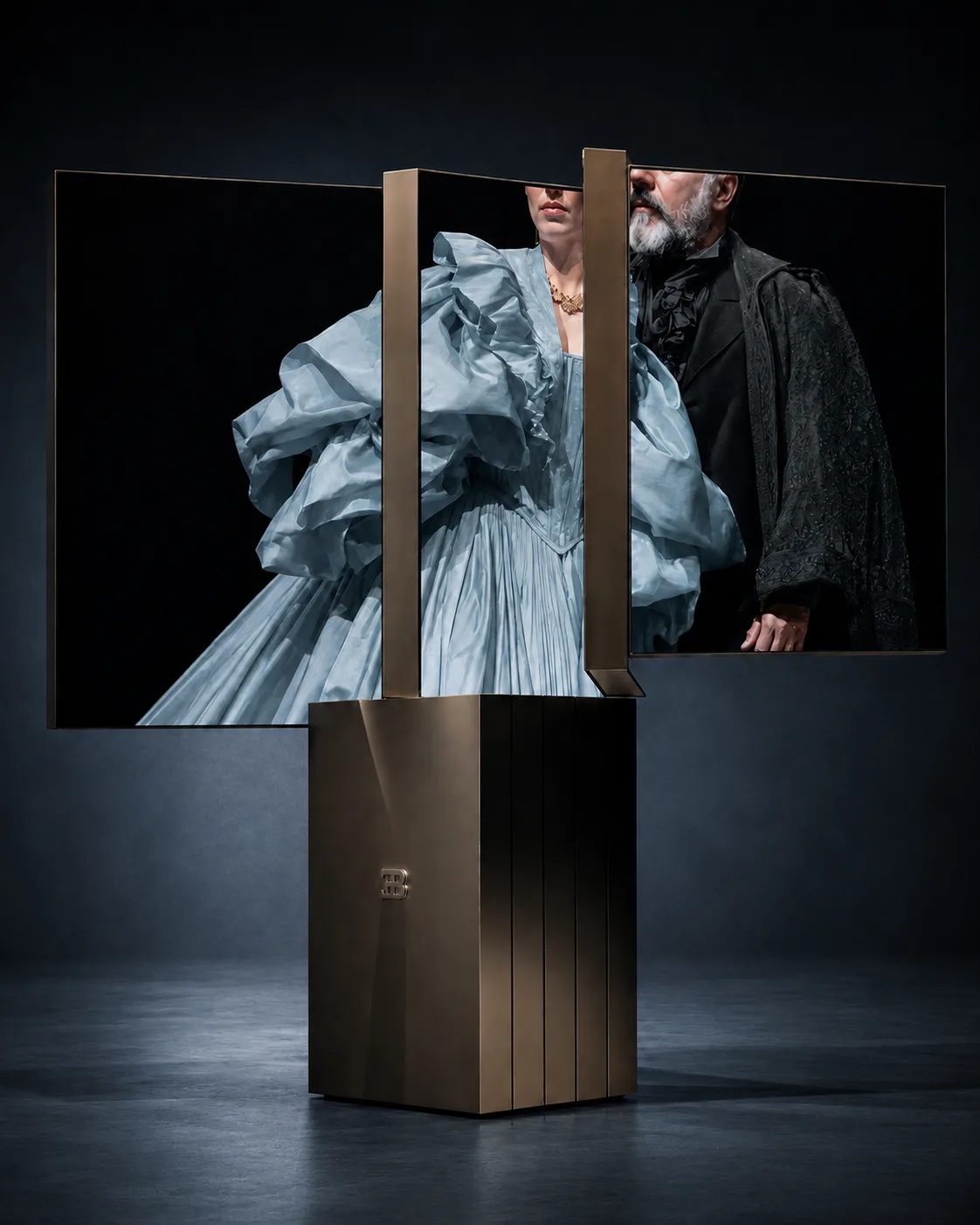 Pantalla curva con imágenes editoriales sobre un pedestal dorado, imagen de marca de Harmoni Systems